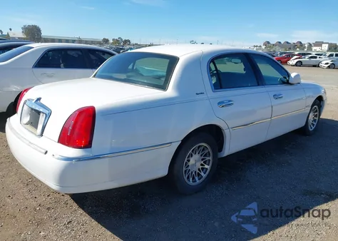 2002 Lincoln Town Car Signature из США, поврежденный, VIN 1LNHM82W72Y633036